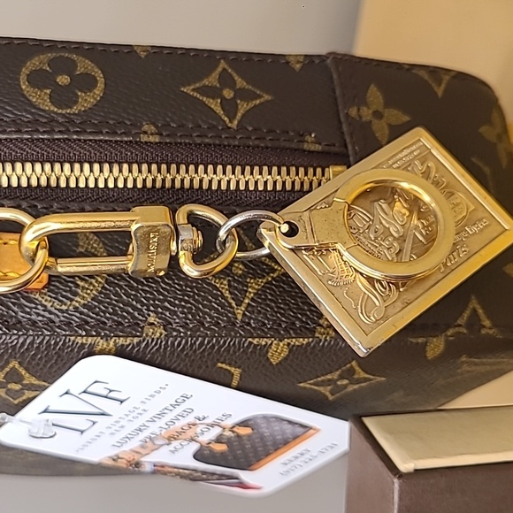 Louis Vuitton 2004 Articles de Voyage gold medallion key holder Collectors Piece - Picture 3 of 10